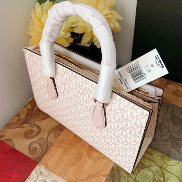 MICHAEL KORS SHEILA MEDIUM CENTER ZIP SATCHEL NWT - Picture 2 of 6